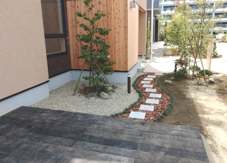 古河林業株式会社様 ウッドデッキから玄関へのアプローチ