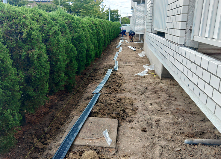 コーポラスO様邸 リサイクルエッジングで仕切る様子