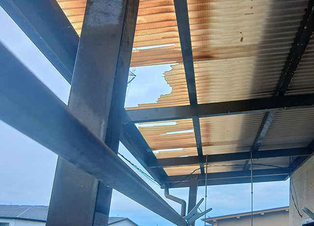ベランダ　屋根　施工前