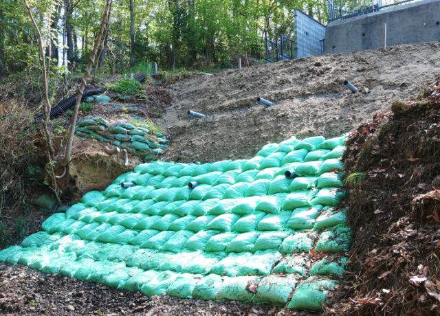 法面保護工事　施工中