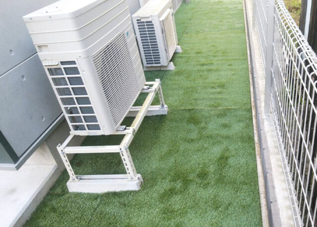 室外機　人工芝